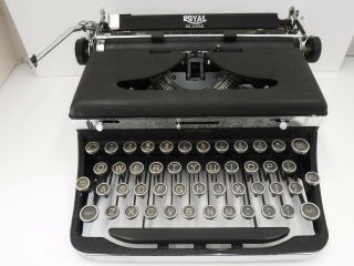 Vintage Royal Deluxe Typewriter W/case