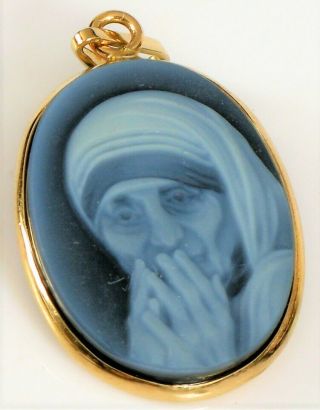 Vtg 14k Yellow Gold Carved Blue Agate Cameo Pendant The Peoples Saint Theresa