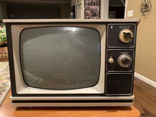 ZENITH VINTAGE TELEVISION SET Manufactured 1976 11