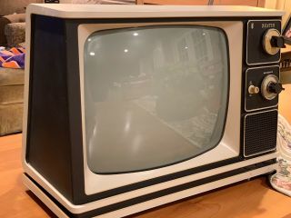 ZENITH VINTAGE TELEVISION SET Manufactured 1976 2
