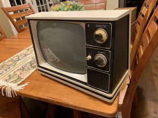ZENITH VINTAGE TELEVISION SET Manufactured 1976 9