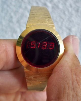 Vintage 1970 ' s Westclox Quartzmatic Digital LED Woman ' s Wristwatch Gold 2