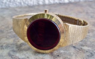 Vintage 1970 ' s Westclox Quartzmatic Digital LED Woman ' s Wristwatch Gold 4