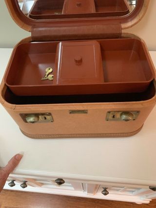 VTG JC HIGGINS Carry On Train Case Luggage Suitcase Makeup Tan With Mirror KEYS 4