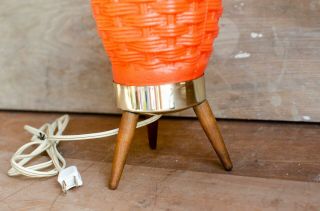 Vintage Plastic Beehive Basket Weave Tripod Lamp Atomic Mid Century Modern Orang 2
