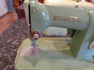 VINTAGE PORTABLE SINGER SEWING MACHINE 185J MADE IN CANADA WITH CASE 4