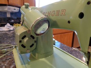 VINTAGE PORTABLE SINGER SEWING MACHINE 185J MADE IN CANADA WITH CASE 6