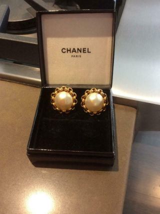 Authentic Chanel Vintage Classic Baroque Pearl/chainlink Gold Clip - On Earring