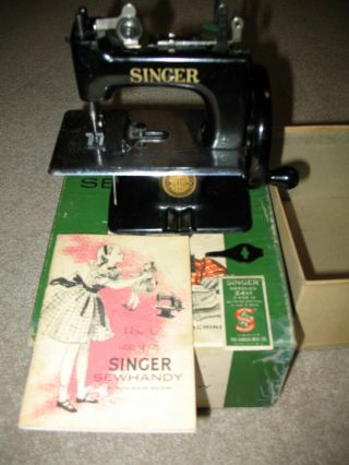 Vintage Singer Sewhandy Model 20 Sewing Machine 3