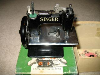 Vintage Singer Sewhandy Model 20 Sewing Machine 4