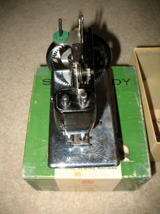 Vintage Singer Sewhandy Model 20 Sewing Machine 5
