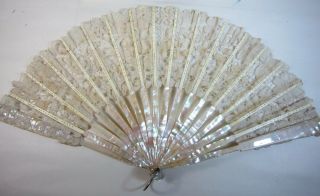 Antique Victorian Mother of Pearl & Bone Chantilly Lace Hand Fan w Box 4