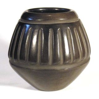 1970s Vintage Ann Taliman Santa Clara Pueblo Blackware Black Vase Feather Design