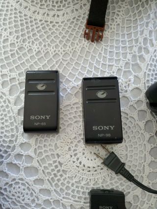 Vintage Sony Handycam Hi8 CCD - TRV60 NTSC 2 batteries charger remote & case 2