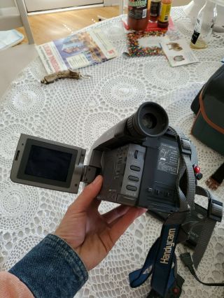Vintage Sony Handycam Hi8 CCD - TRV60 NTSC 2 batteries charger remote & case 4