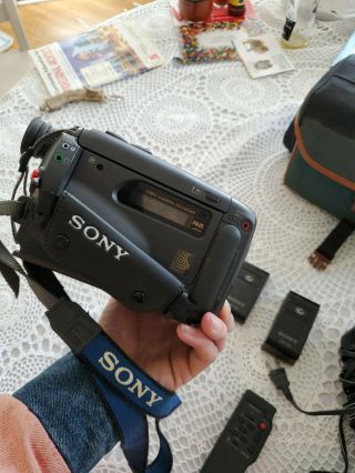 Vintage Sony Handycam Hi8 CCD - TRV60 NTSC 2 batteries charger remote & case 5