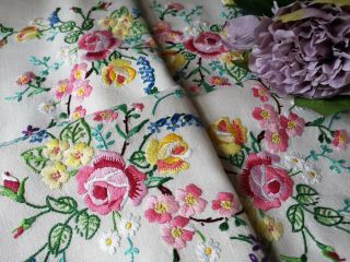 Exquisite Vtg Hand Embroidered Irish Linen Tablecloth Roses Primroses Buds