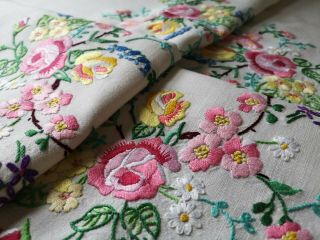 EXQUISITE VTG HAND EMBROIDERED IRISH LINEN TABLECLOTH ROSES PRIMROSES BUDS 2