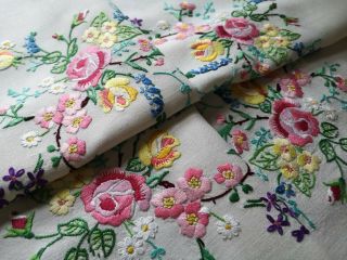 EXQUISITE VTG HAND EMBROIDERED IRISH LINEN TABLECLOTH ROSES PRIMROSES BUDS 3