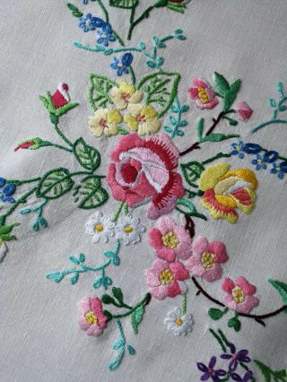 EXQUISITE VTG HAND EMBROIDERED IRISH LINEN TABLECLOTH ROSES PRIMROSES BUDS 4