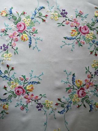 EXQUISITE VTG HAND EMBROIDERED IRISH LINEN TABLECLOTH ROSES PRIMROSES BUDS 5