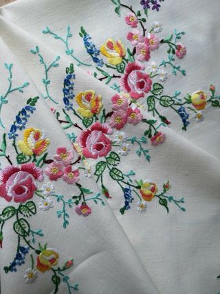 EXQUISITE VTG HAND EMBROIDERED IRISH LINEN TABLECLOTH ROSES PRIMROSES BUDS 6