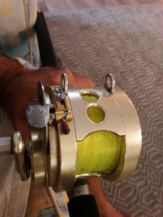 VINTAGE FIN NOR BIG GAME REEL 4A WITH ROD CLAMP. 2