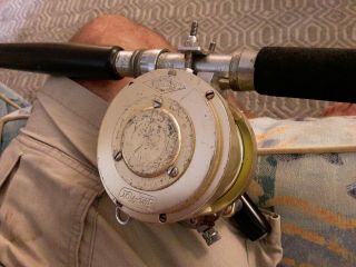 VINTAGE FIN NOR BIG GAME REEL 4A WITH ROD CLAMP. 3