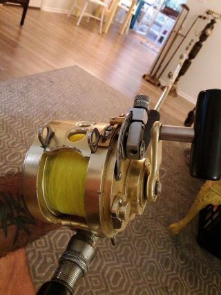VINTAGE FIN NOR BIG GAME REEL 4A WITH ROD CLAMP. 4