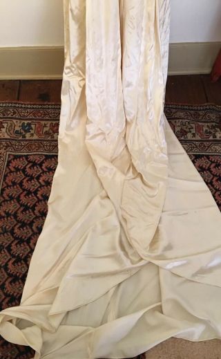 VINTAGE IVORY SATIN 1940s WEDDING GOWN WITH TRAIN.  Cov’d Buttons.  SIZE 4.  L/S. 4