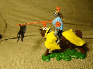 1/32 Swoppet Knight With Very Rare Yellow Blanket