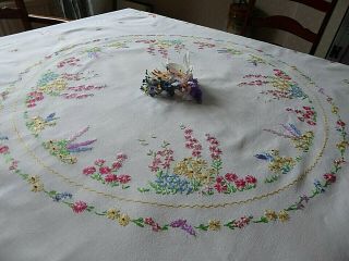 VINTAGE HAND EMBROIDERED TABLECLOTH - DELICATE FLOWER CIRCLE & GARDENS 2