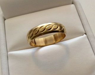 Lovely Ladies Vintage Fully Hallmarked Solid 9ct Gold Patterned Band Ring - O