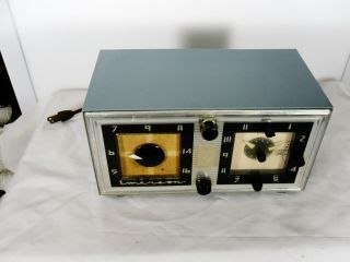 Vintage 1953 EMERSON Clock Radio Tube Receiver Model 718 - - - 4