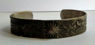 VINTAGE SILVER NAVAJO INDIAN STAMPWORK WHIRLING LOGS CUFF BRACELET AS FOUND 4