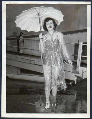 Gail Russell Swimsuit & Raincoat 1943 Vintage Orig Photo Sexy Actress Cheesecake