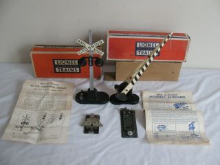 Vintage Lionel Trains O/o - 27 Scale Operating 154 Crossing Signal & 252 Gate Vg