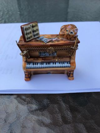vintage limoges trinket box peint main Upright Piano with Candelabra And Cat 2