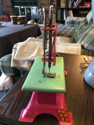 Little Lady Vintage Pink Hand Crank Toy Sewing Machine mid - century 1950 ' s 2