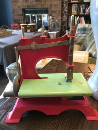 Little Lady Vintage Pink Hand Crank Toy Sewing Machine mid - century 1950 ' s 3