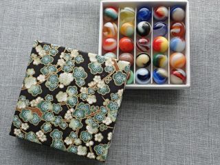 25 Smaller (9/16 ") Akro Agate Vintage Marbles In A Handmade Display/storage Box