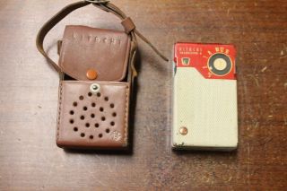VINTAGE HITACHI 6 TRANSISTOR RADIO MODEL TH - 666 with LEATHER CASE TESDTED 2