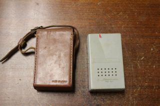 VINTAGE HITACHI 6 TRANSISTOR RADIO MODEL TH - 666 with LEATHER CASE TESDTED 3
