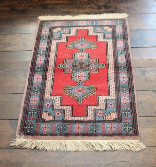A Good Vintage Pure Wool Country House Turkish Rug 26 X 39 Inches