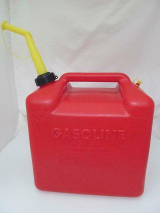Vintage Chilton Gas Can 5 Gal Gallon Pre Ban Vented Plastic Spout Seals P500