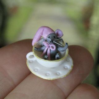 TINY Artisan Dollhouse ALICE WONDERLAND DORMOUSE TEACUP Miniature Sculpted Mouse 2