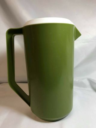Rubbermaid Vintage 2 1/4 Quarts Green Pitcher With White Lid J - 2445 1