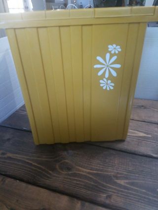 Vtg Mid - Century Lidded Trash Can Yellow Harvest Gold With Daisies Fesco