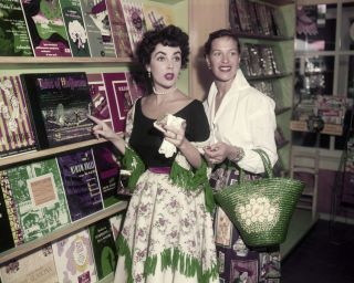 Elizabeth Taylor In Record Store Vintage Candid Pic 8x10 Photo