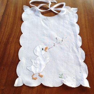 Pretty Vintage Hand Embroidered AppliquÉ White Linen Babys Bib " Singing Duck "